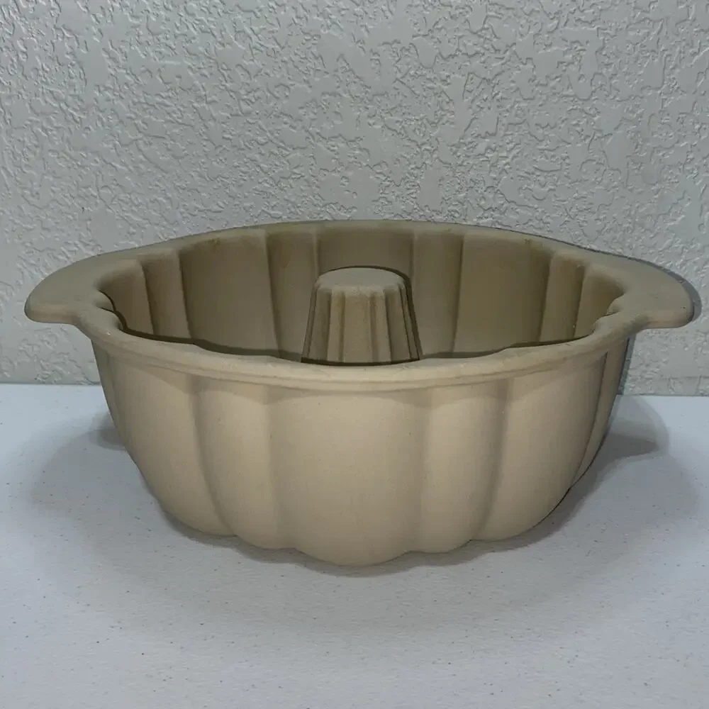 Pampered Chef Family Heritage Fluted Bundt Cake Stoneware Pan Full Size 10" USA - Picture 1 of 9